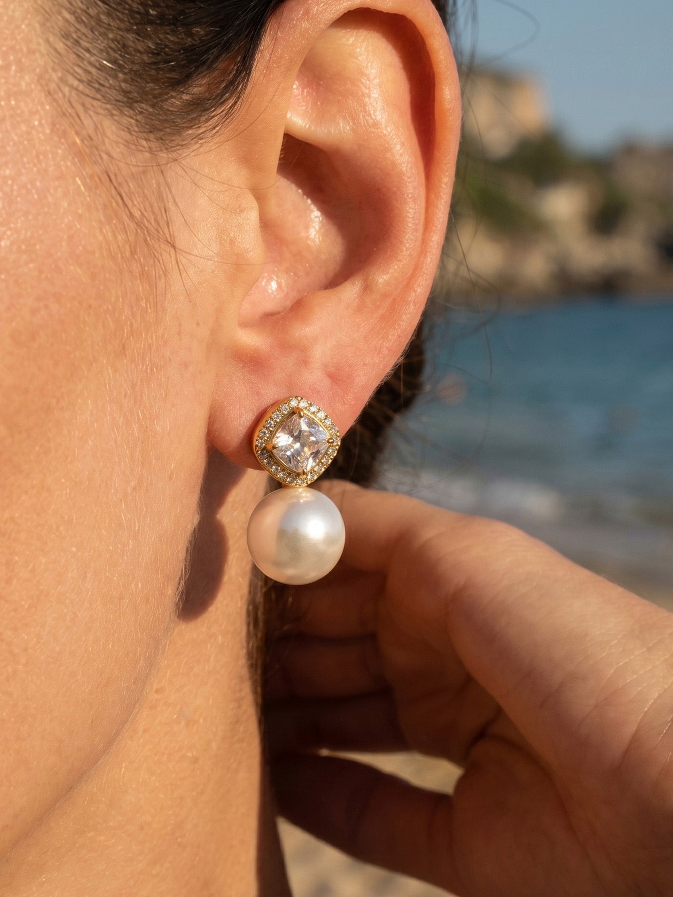 Cushion Frame Pearl Earrings - Moonix