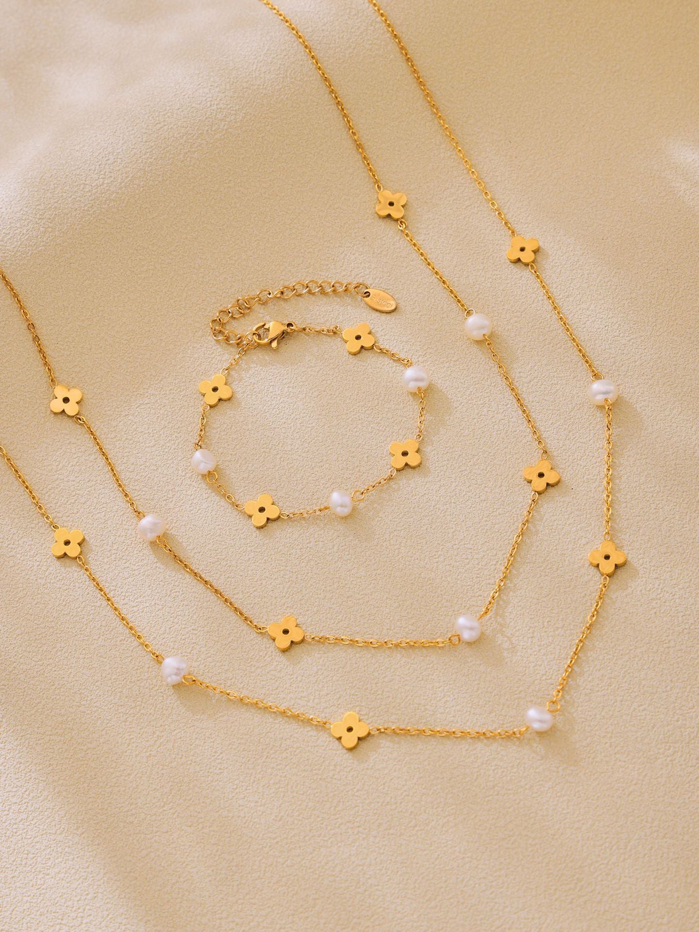 Clover Pearl Necklace